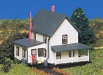 98 Farm House N w/figures - Assembled Bachmann Plasticville U.S.A. 2-1/4 x 2-1/2" 5.7 x 6.