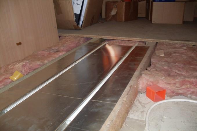 Joist-Plate UFH System INSTALLATION A minimum of 100mm quilt insulation is required below the plates to keep downward