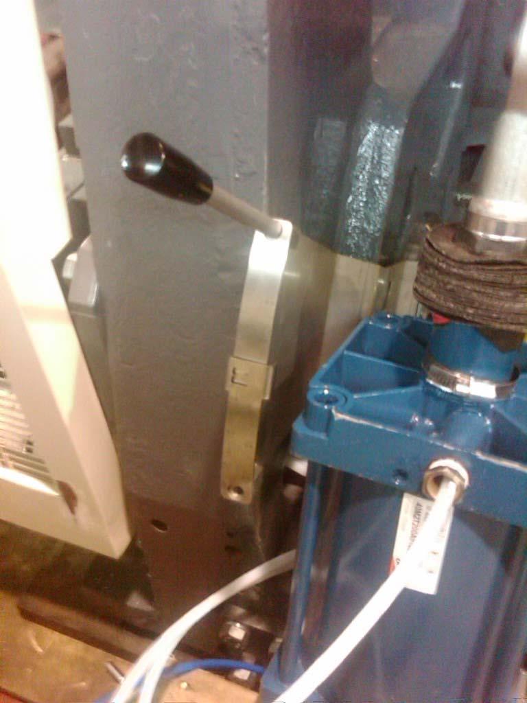 SMART 400E Fine Adjustment Fine adjustment of the parallelism between applicator roll and corrugator roll via