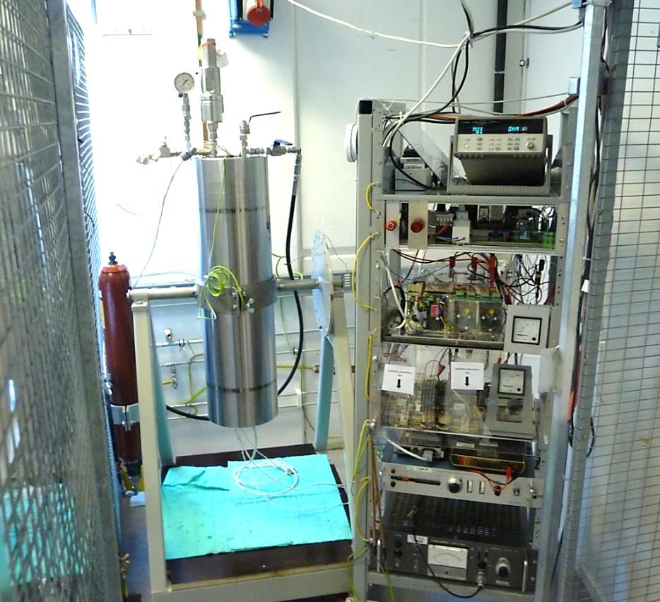 Live experiments of capacitors in pressurized environment p tank P Pressure vessel U C + H T T liquid V V C,cap - C1 C2 U C T T