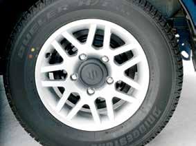 5J x 15, 7 x twin-spoke design, in bright silver finish. Use with original size tyre (205/70 x R15).
