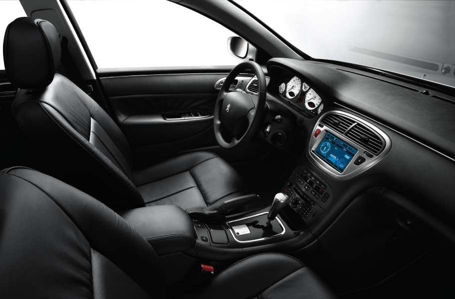 Comfort // 13 Dynamic lines inside, as well as out The Peugeot 607 has one of the most spacious interiors in its class and is equipped with numerous