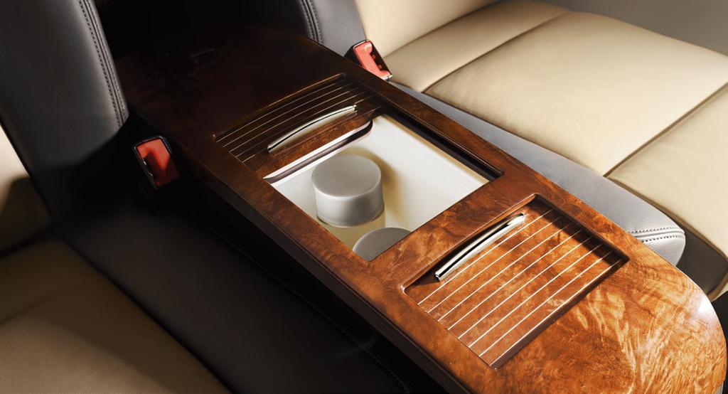 Burr Wood An inviting interior: elegant burr wood inserts on the centre console with integral insulated box, on the armrests and on many other interior elements make a particularly stylish statement.