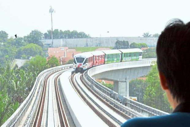 Newly launched LRT service between the Kelana Jaya and Putra Heights stations Short Description: SEVERAL of those taking the newly launched LRT service between the Kelana Jaya and Putra Heights