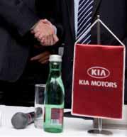 Partnerskú zmluvu podpísal Ľubomír Habala, generálny riaditeľ Kia Motors Sales Slovensko, František Laurinec, prezident Slovenského futbalového zväzu a Arndt Jaworski, riaditeľ UFA
