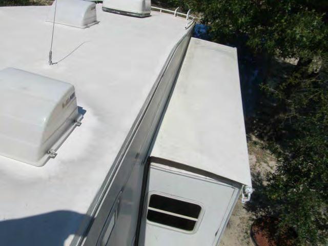 Roof Vent s and Skylight s Vent s - Manual Crank (14 inches x 14 inches): 2 Vent s - Powered (14 inches x 14 inches): 1 Ext erior Vent Covers: 3 Plumbing Vent Cover: 2 Roof Refrigerat or Vent : Yes