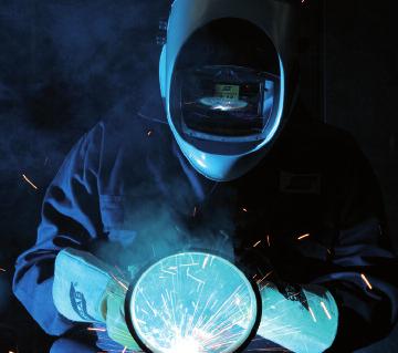 Eye-Tech II 5-13 0700 000 907 Eye-Tech II 9-13 By setting the manual/auto switch to auto, the helmet will detect the intensity from the welding arc and set the shade accordingly.