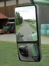 The new wide-angle mirror improves your visibility, since it allows you to see the areas on the sides of the tractor. This clearly improves safety, in particular in tight farmyards.