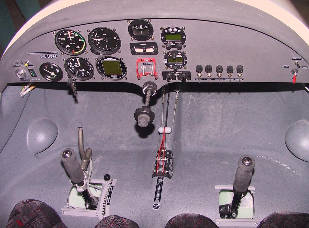 The wing flaperons and airbrakes are controlled with a control lever between a seats.