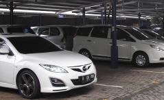 acquired in February 2013, which added a total of 1,830 cars as of FY13E Revenue 252 +88% 473 563 +64% 921 (a) PT