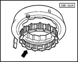 Free wheel with -B1- piston, disassembling and assembling Page 2 of 3 38-5 Fig. 1 Installing rollers and springs - Install springs so that spring (arrow) engages in cage. Fig. 2 Installing cage with springs and rollers - Install with large lugs (arrow) facing up.