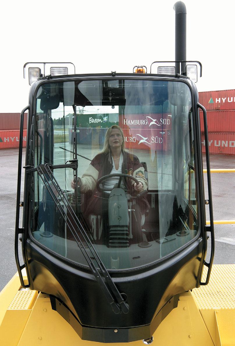 Operator Compartment Hyster Vista cab with industry leading comfort and visibility. Comfort Optional air-conditioning with manual temperature control or climate control. Filtered fresh air inlet.