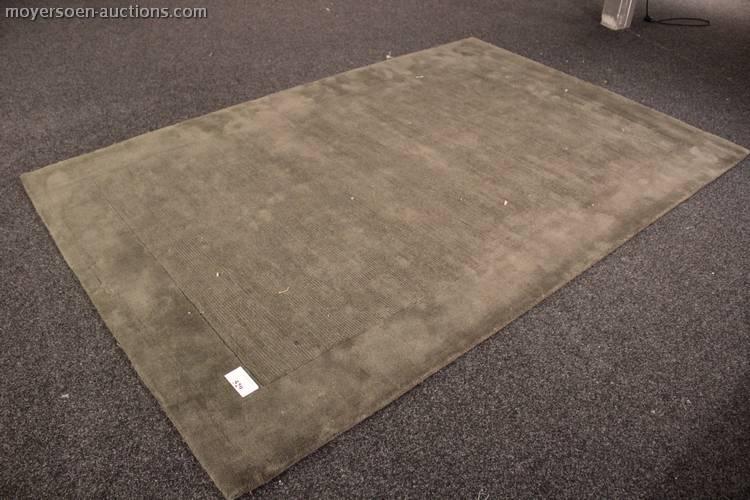 319 1 Carpet MOKI, color: beige, dimensions circa: 1400 x 2000mm.