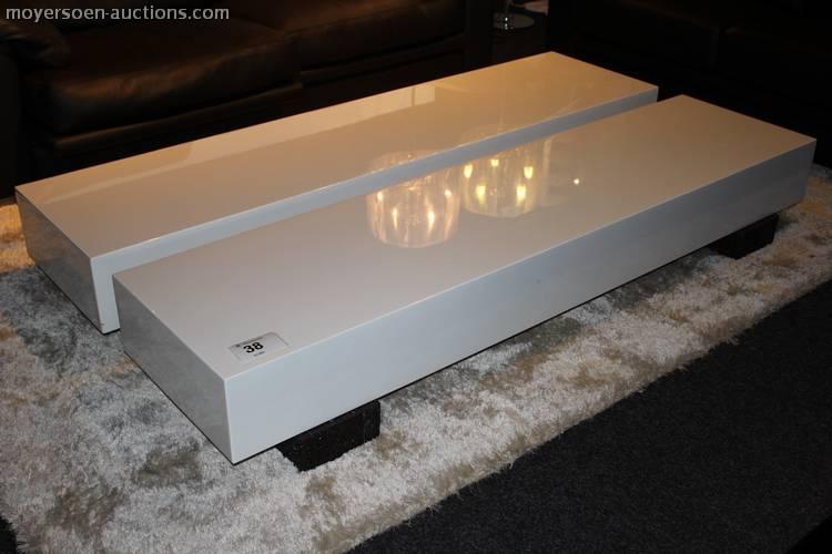 2-piece coffee tables, provided with engraved chassis,