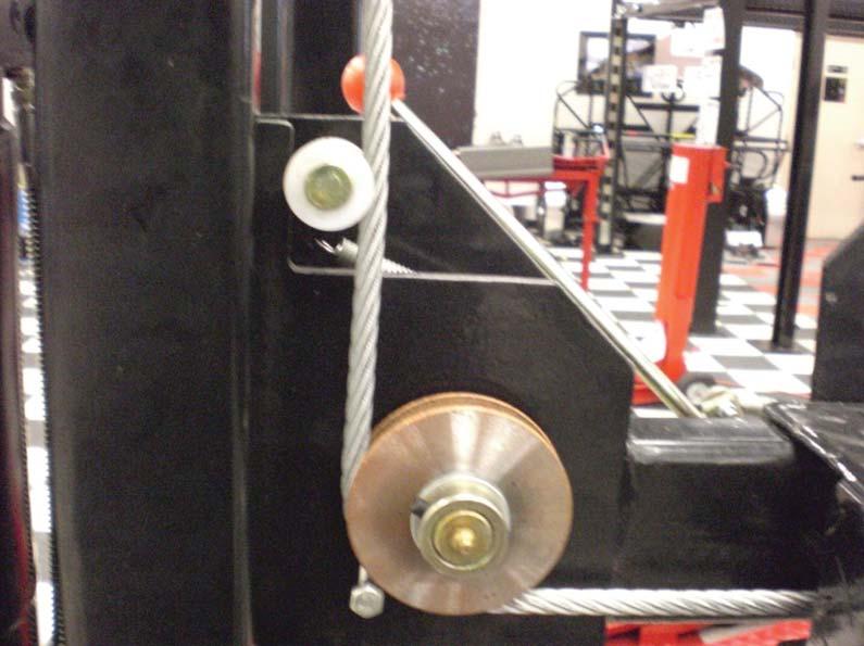 Make sure that each corner of the lift has the cable in front of the white safety lock pulley.