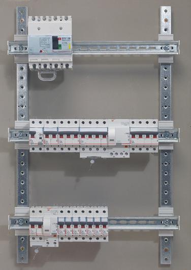 OPTIMISED DISTRIBUTION HX 3 125 A horizontal distribution blocks with automatic terminals Horizontal 4-pole distribution for XL³ 160 to 4000 enclosures: - Freedom to mix 1P, 1P+N, 2P,