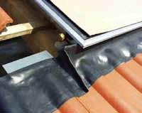 Roof integration - Interlocking tile 30-60 Installation of the intermediate panels Tabs Intermediate panels Flashing tape Fold Intermediate panel Create a fold 1.