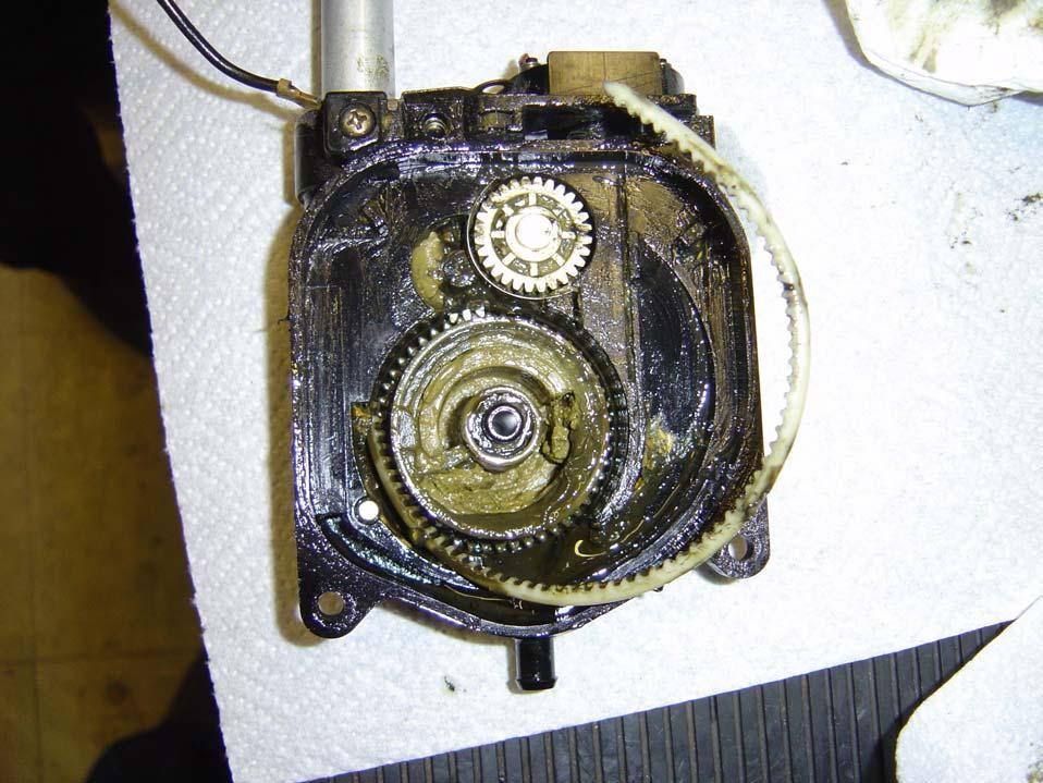 The clutch consists of two parts. Here the top has been removed. Repair If required repairs may now be performed. Repair/replace damaged parts such as gears or the aerial mast.