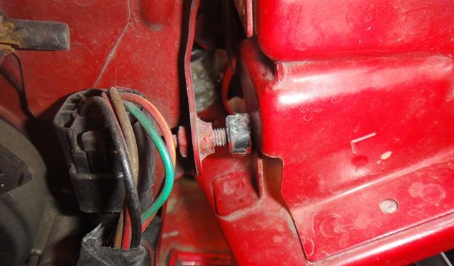 To adjust the screws correctly, you need to move the headlight body to its highest and lowest positions with the red screw on the headlight motor.