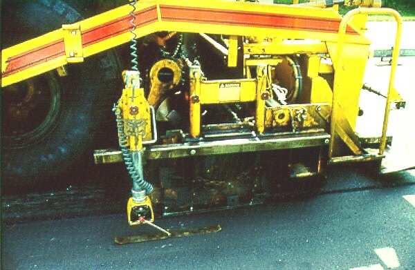 part of the paving machine 37 38 Screed Unit The thickness control screws rotate the screed