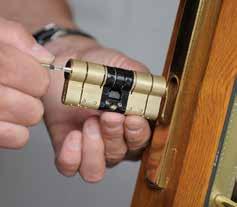 Comes with a thumb turn cylinder as standard, Cylinder approximately 1060mm from the top of the door Her itage automatic sl am shut The aesthetics of a traditional rim latch, but incorporating the