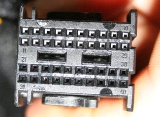 The images below show the ECU connector to be used on the left and the connector pinout on the right. As you can see in the figure on the left, pins number are indicated on the connector.