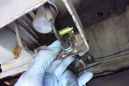 Tab Step 28 While holding the brake line secure in the bracket, tighten the flare nut