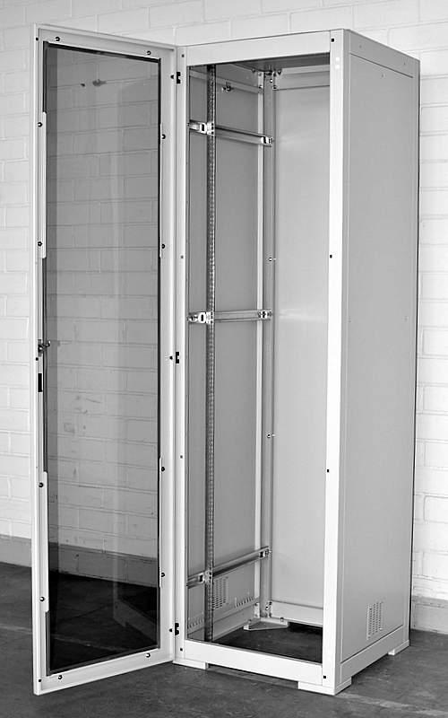 19 floor rack with glass door Rack width 600 mm Rack width 800mm General features include a metal frame, 19 rails, roof, side and rear panels, door and plinth corners.