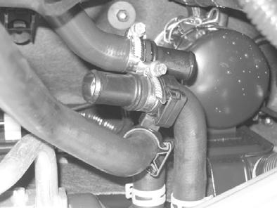 Cutting point Cutting point 0 () Engine-outlet hose section () Hose section