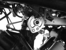 CAUTION Be careful not to damage the throttle cable bracket when dismounting or remounting the