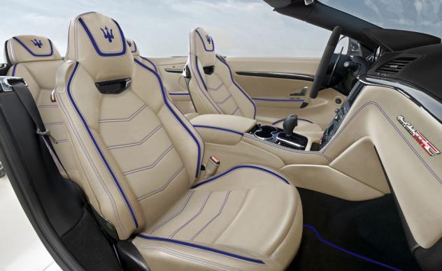 steering wheel with blu strip and Blu Sofisticato stitching Contrast stitching in Blu Sofisticato on