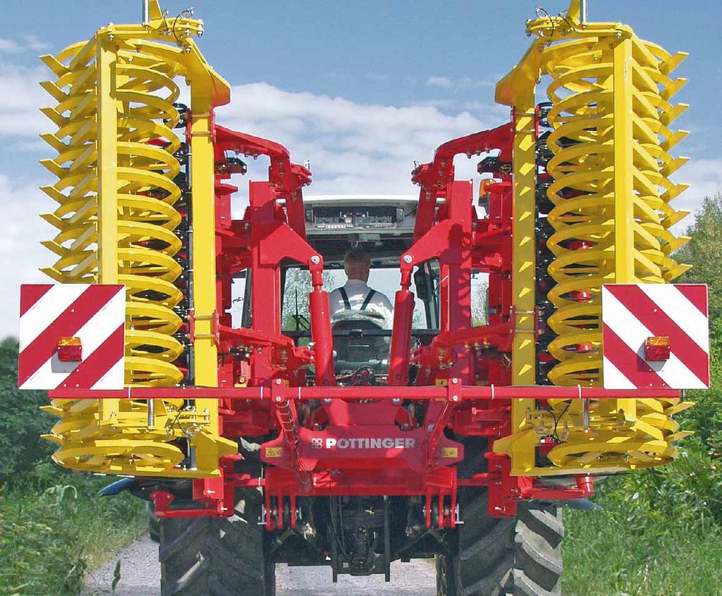 These trailed disc harrows offer a wide working width but can be folded for road transport so that the transport width does not exceed 9.18' / 2.