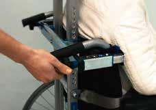 4) SECURING THE WHEELCHAIR Adjust the position of the two slide blocks (to the left and right of the bracket) and fix them in place by tightening the two hand bolts.