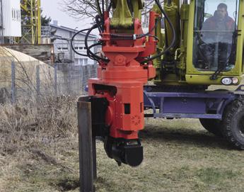 This is a key advantage on space or height-restricted job sites, as conventional excavator-mounted vibrators clamp the pile on the top.