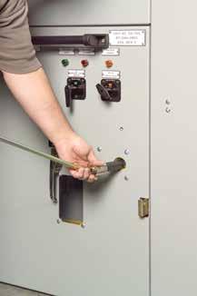 CAUTION Prior to removing the circuit breaker from the circuit breaker compartment, make sure that the control circuits are deenergized.