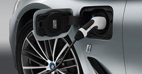 Benzínový 8-valec M TwinPower Turbo sa postará o najvýkonnejší pohon v celej modelovej palete BMW radu 5, k čomu pridá aj emotívny zvukový prejav svojej sily.