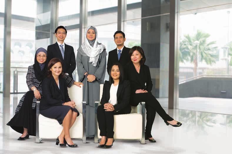 pengurusan lain ORGANISASI Duduk dari kiri ke kanan: Sharifah Noralina Syed Yassin Pengarah, Pengurusan dan Pemantauan Portfolio, Sumber Manusia Roselinda Hashim Ketua Pegawai Perundangan dan