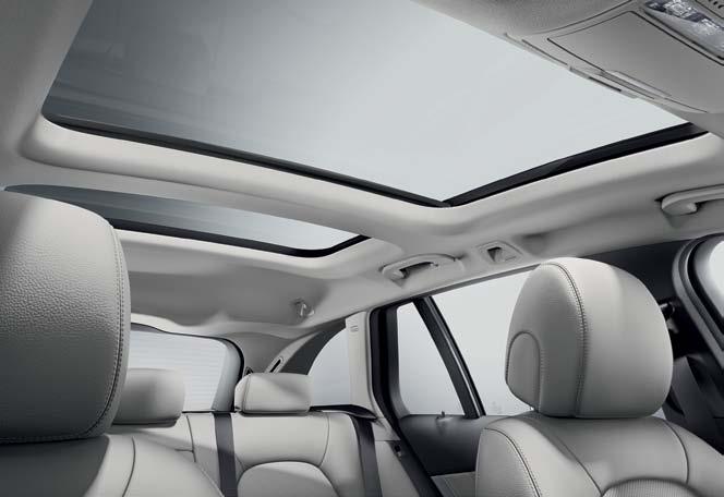 In the raised position, the glass roof automatically adjusts to three tilt positions to suit the vehicle speed. You can also take a breath of fresh air with the optional AIR-BALANCE package.