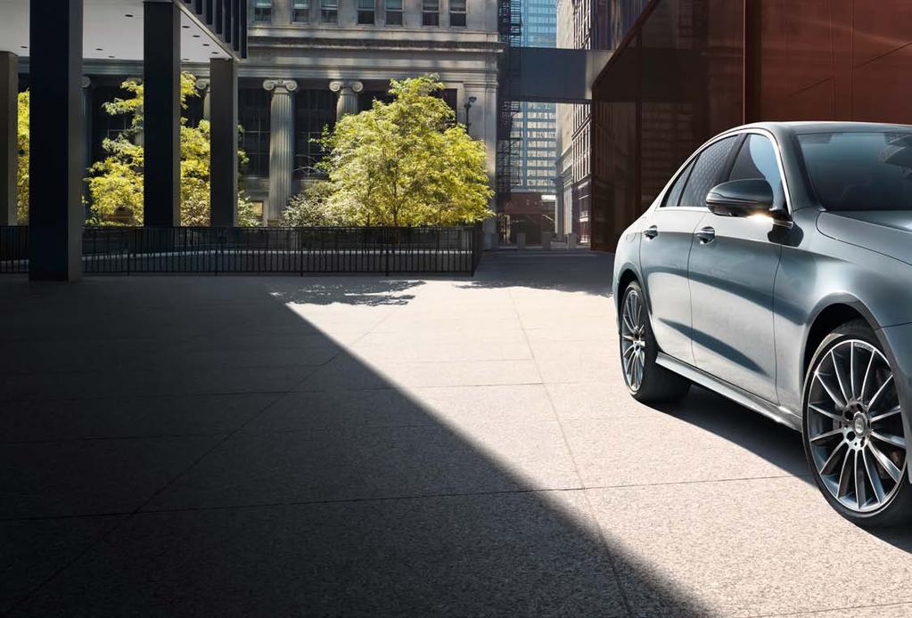 2 The status of the new E-Class is written all over its face. The long bonnet, the upright headlamps and the width-emphasizing front with large air intakes promise refined sportiness.