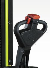 speed travel. Double lifting command placed on both the side of the handle.
