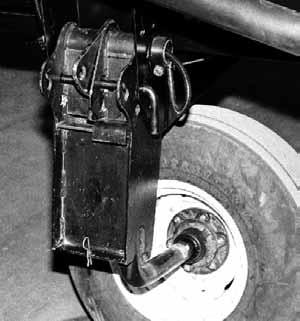 Gauge Wheels / Transport Option CONVERTING FROM FIELD POSITION TO TRANSPORT TRANSPORT At L/H end (continued): 11. Slide bar (C) to caster side of support. (Bar stops caster from sliding up.) B 12.
