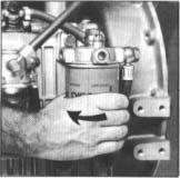 PT 6 /... 4.5 Fuel Filter Maintenance See Graphic: wc_gr001188 Change the engine fuel filter every 250 hours of operation. 4.5.1 Remove the filter (a) from the engine block. 4.5.2 Install a new filter.