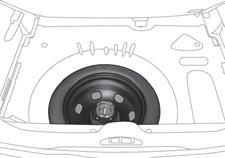 Practical information Access to the spare wheel Wheel with trim When removing the wheel, first detach the trim using the wheelbrace 1 pulling at the valve passage hole.