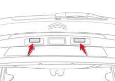 Practical information Changing foglamp / reversing lamp bulbs F open the boot, F press on the tabs using 2 screwdrivers, F disconnect the lamp unit connector, F turn the bulb-holder by a quarter