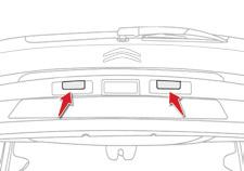 Practical information Changing foglamp / reversing lamp bulbs F open the boot, F press on the tabs using 2 screwdrivers, F disconnect the lamp unit connector, F turn the bulb holder by a quarter