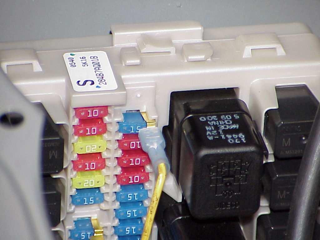 Pull out the fuse, attach the tap to the fuse and reinstall it with the tap on the right side. (PHOTO 37&38) 12.