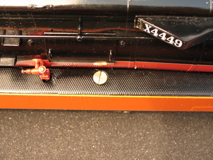 Place the engine and tender on the track and couple them together. The drawbar between the units has two holes. For tighter curves, use the rear hole.