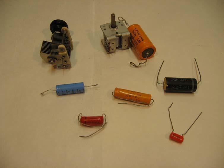 E3-01 ASSORTMENT OF CAPACITORS [DSC# 5C10.10] Assortment of capacitors (mica, air, variable, electrolytic).