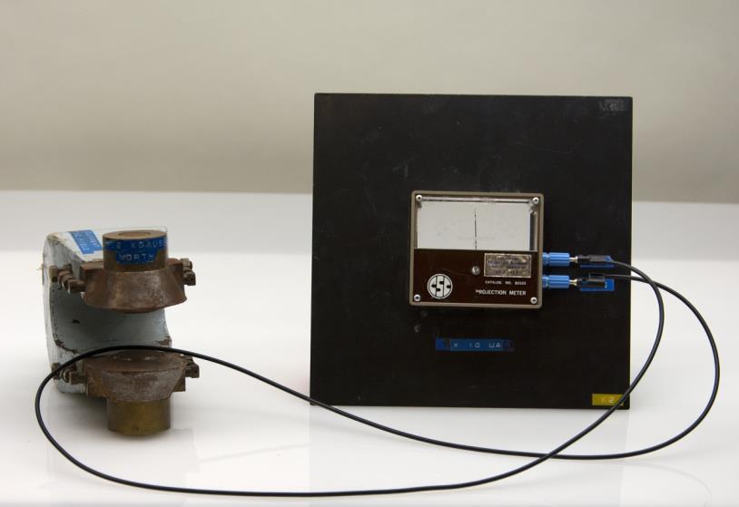 E7-16 INDUCTION IN A SINGLE WIRE Galvanometer Strong permanent magnet Single wire Demonstrates magnetic induction A single wire is connected to a galvanometer.