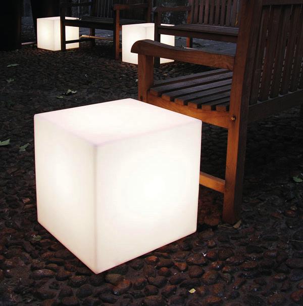 CODE CUBO 20 Lampada da terra / tavolo Anno di produzione: 1999 Dimensioni: 20 x 20 h 20 cm Peso: 0,7 Kg Imballaggio: 21 x 21 x 26 cm Volume imballaggio: 0,011 m 3 Lampe de sol / de table Année de